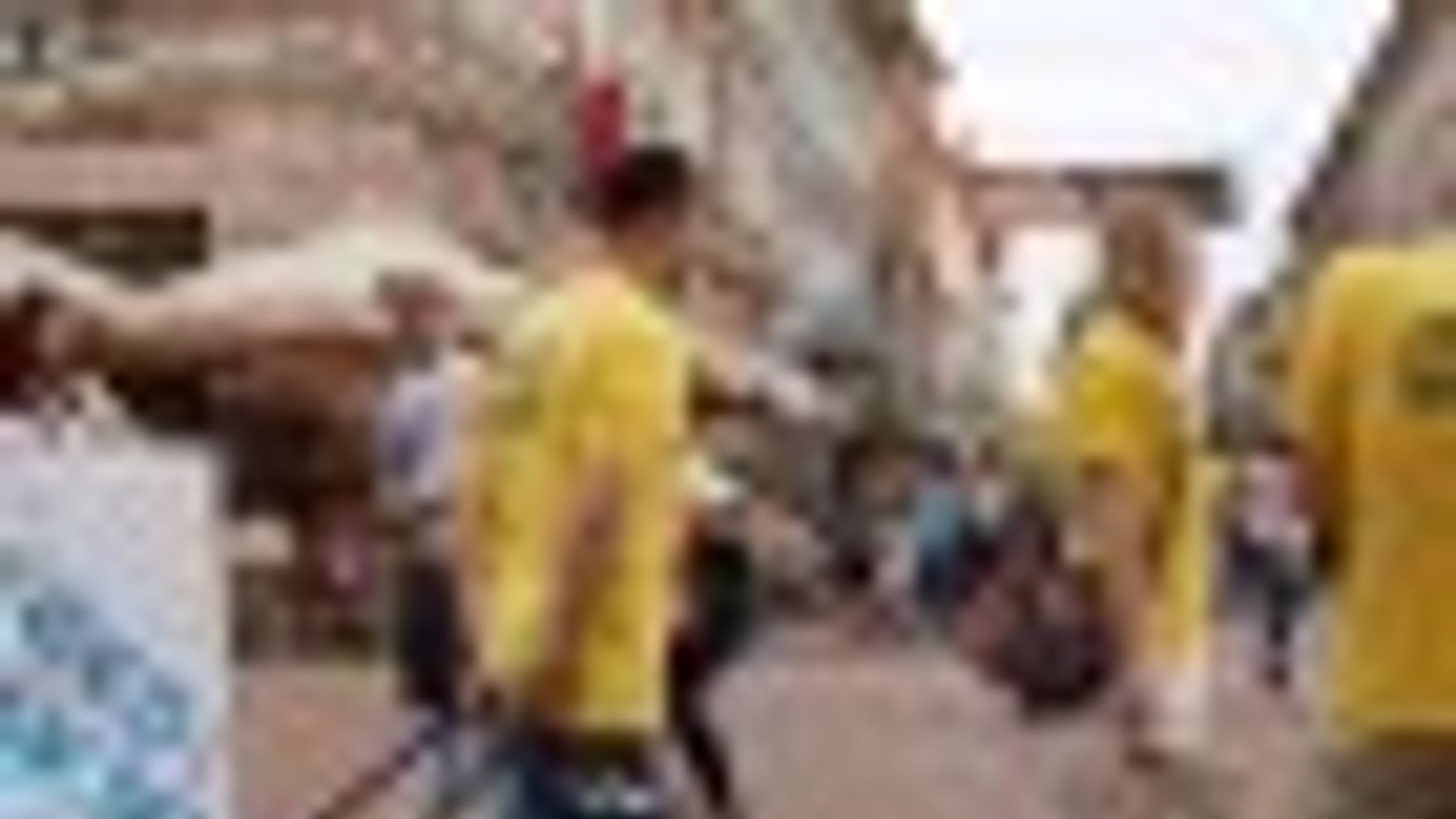 Zoknis flash mob a belvárosban + VIDEÓ, FOTÓK