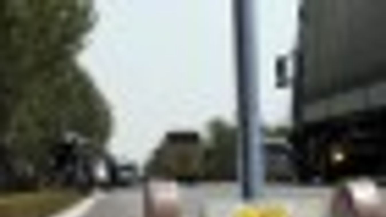 Személygépkocsi ütközött kamionnal az M5-ös autópályán