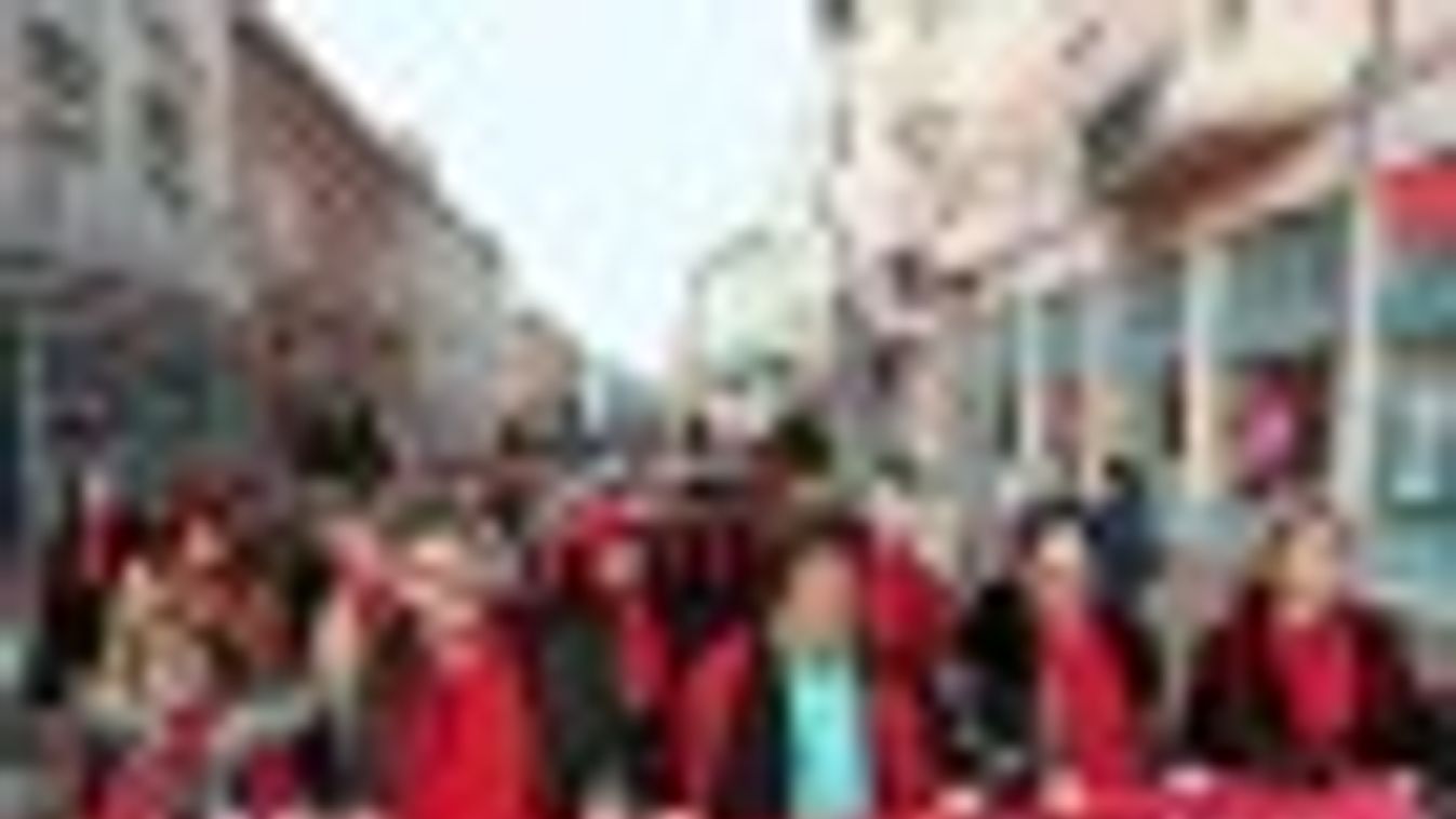 Vörös sállal kampányoltak az MSZP-s nők Szegeden + FOTÓK, VIDEÓ