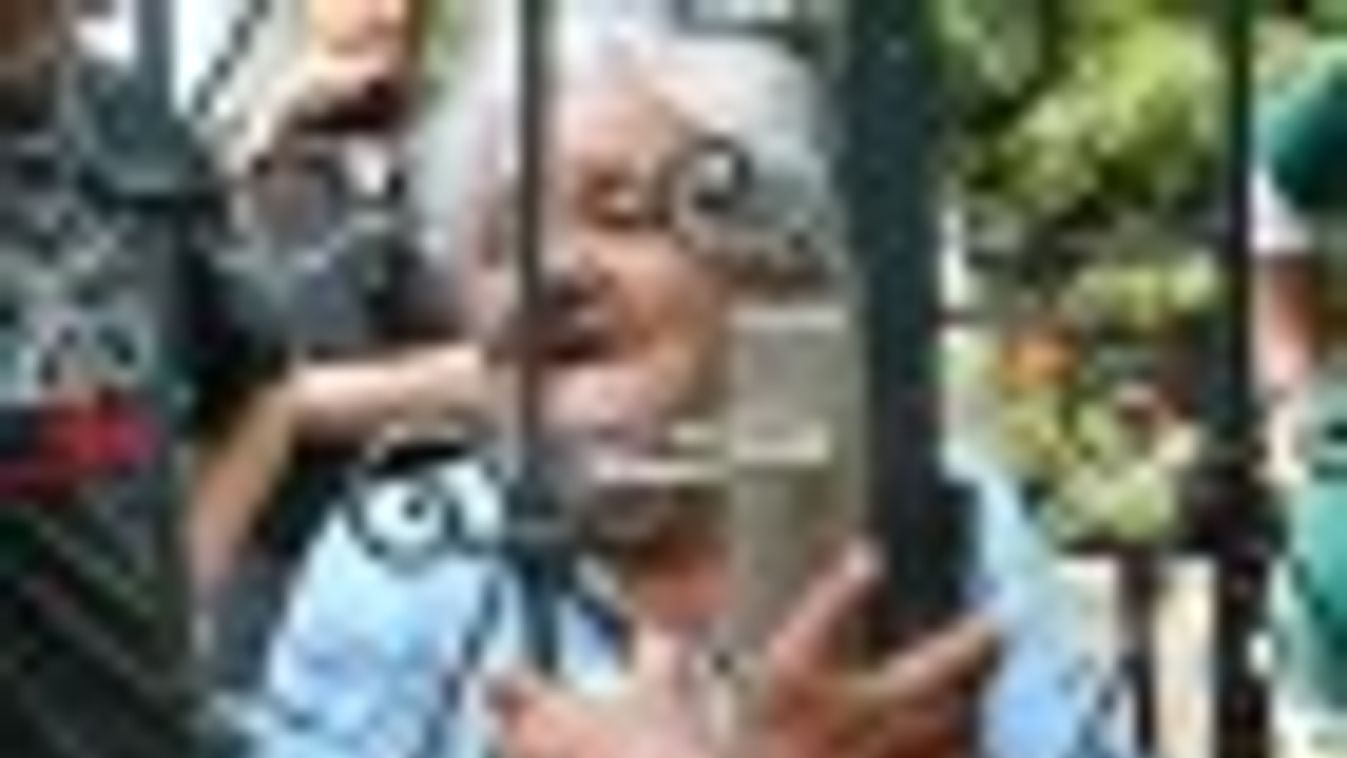 Rendőri segítséggel lakoltatták ki a 74 éves nőt Kecskésen + FOTÓK