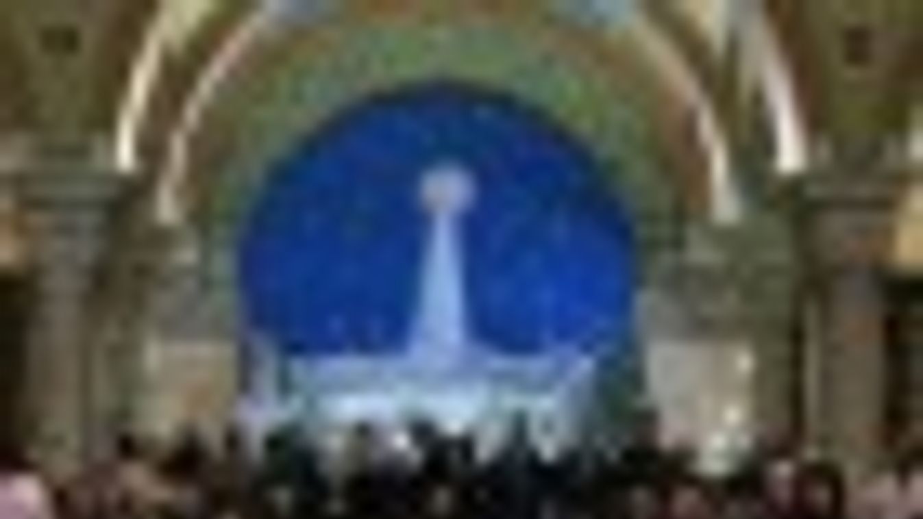 Tömött padsorok fogadták szentestén az éjféli misét Szegeden + FOTÓK