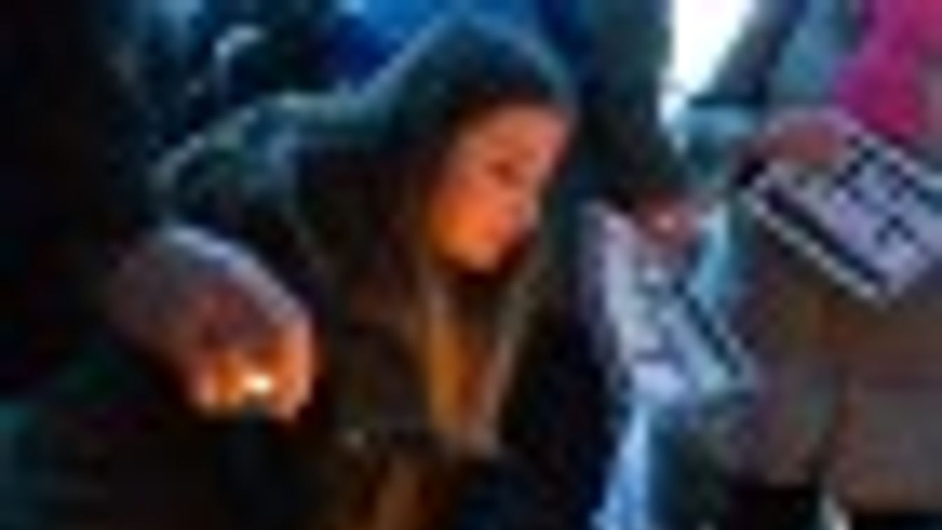 Gyertyák gyúltak a Dugonics téren a párizsi vérengzés áldozataiért + FOTÓK