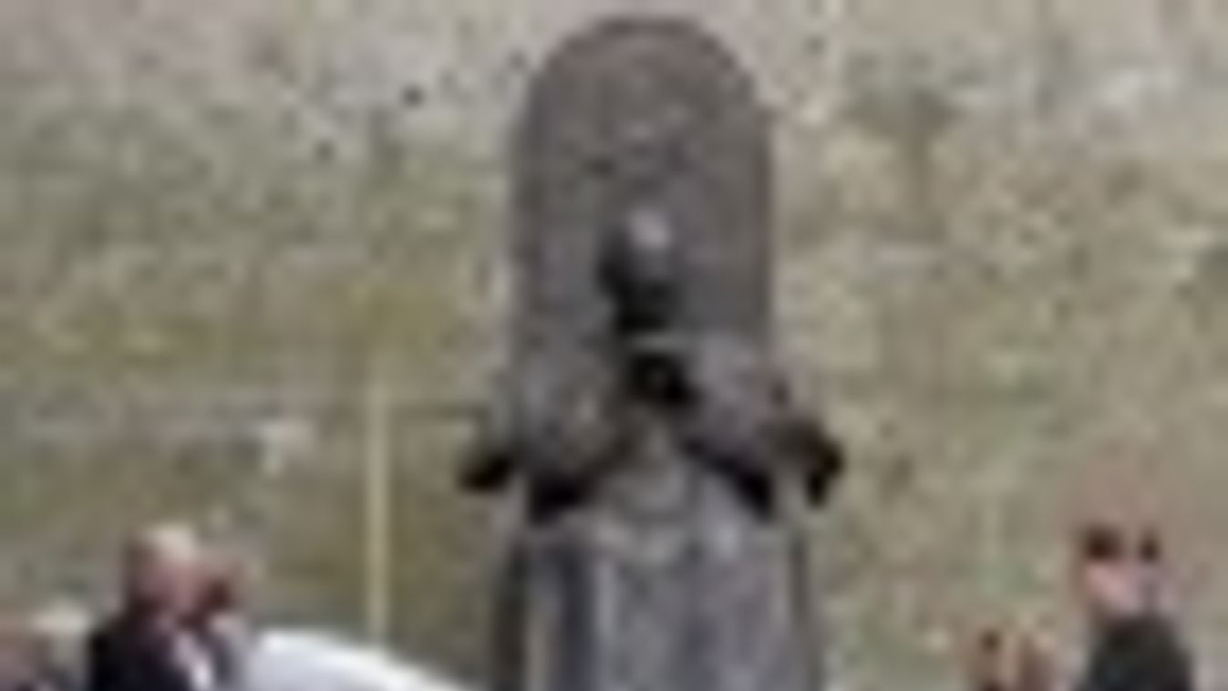 Leleplezték Mindszenty József bíboros szobrát Esztergomban