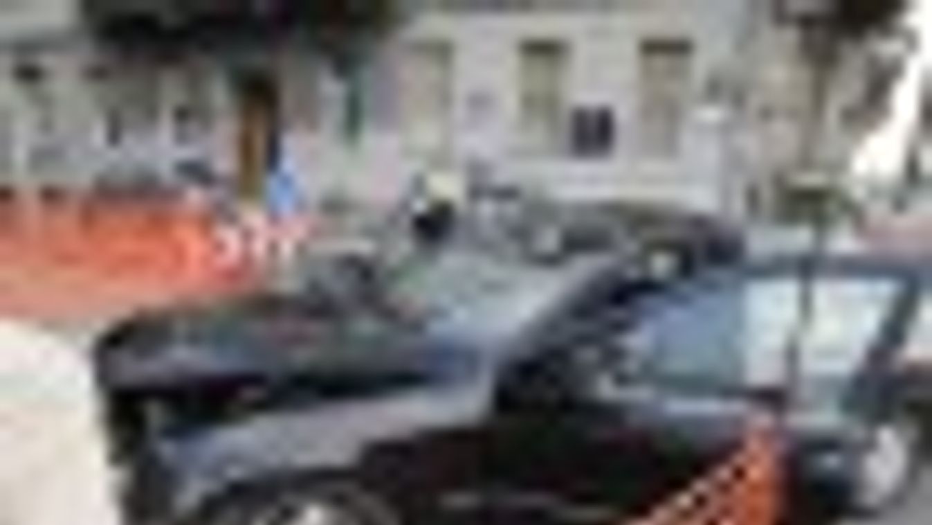 Fegyvereket találtak egy autóban, amely villanyoszlopnak rohant Budapesten