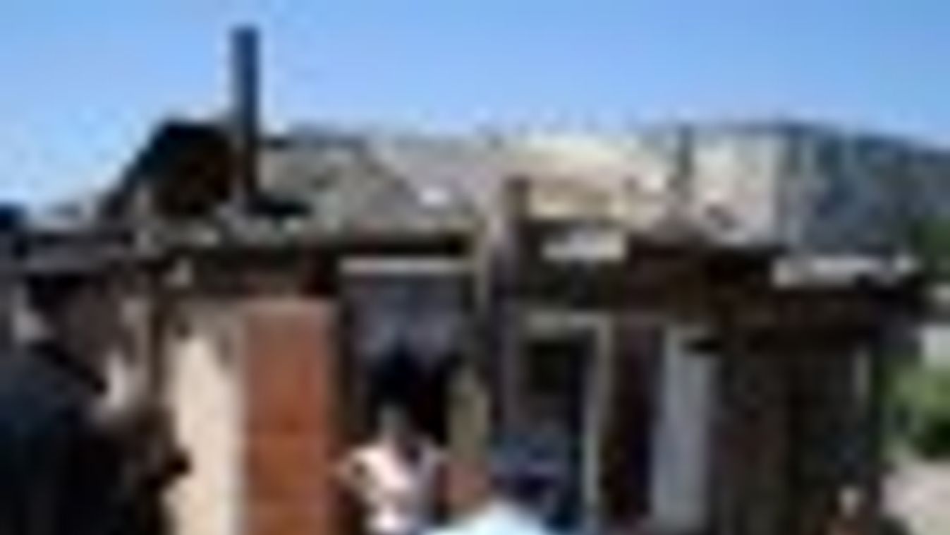 Engedély nélkül építkező romák kunyhóit rombolták le Nagybányán