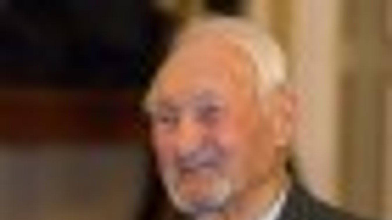 Péter Lászlót a városházán köszöntötték 90. születésnapja alkalmából + FOTÓK
