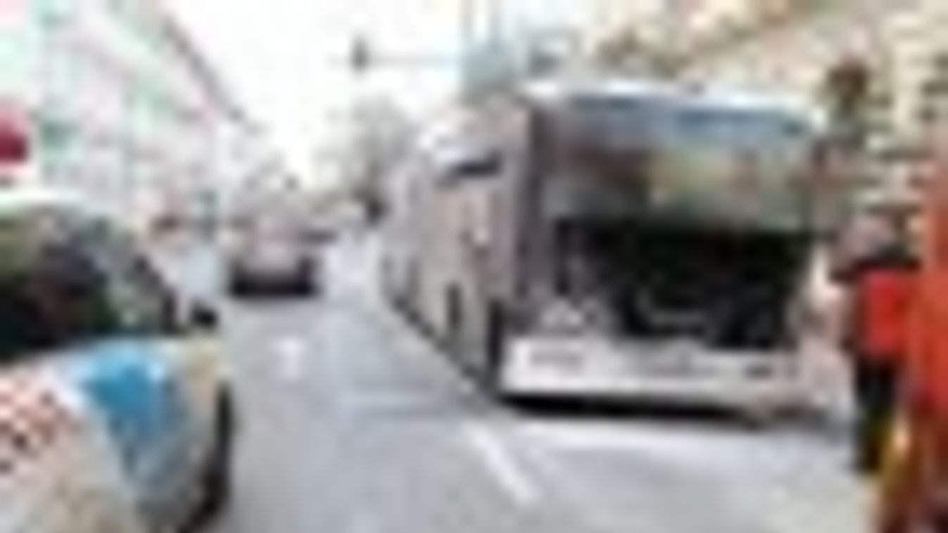 Kigyulladt egy busz motortere a belvárosban + FOTÓK