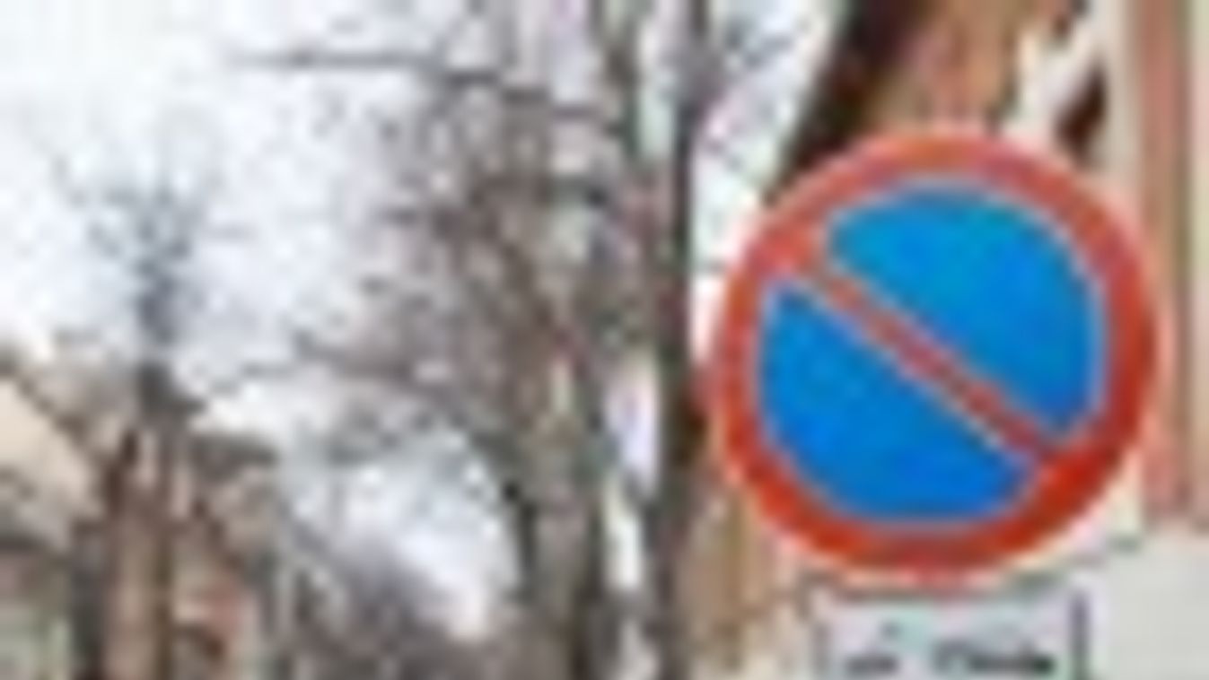 Önkényesen alakítanak ki parkolókat Szegeden zöldterület-rongálással + FOTÓK