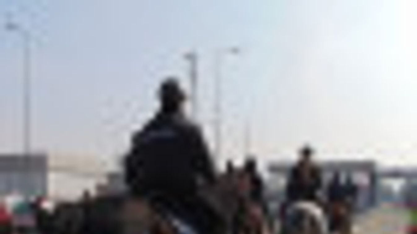 Illegális bevándorlás: lovas polgárőrök segítettek a rendőröknek a déli határszakaszon