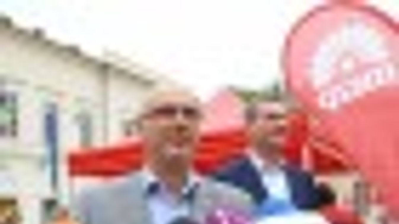 Tóbiás Botkával rodeózott Szegeden: A népszavazáshoz szükséges aláírásokat június 28-án adja le az MSZP