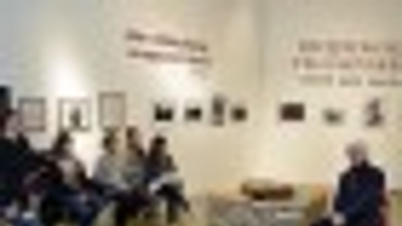 Poézis fekete-fehérben - Középiskolásoknak mutatta be kiállítását az alkotó az Emlékpontban + FOTÓK