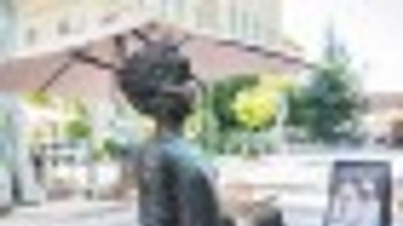Visszakapta kezét a Kárász utcai szobor + FOTÓK