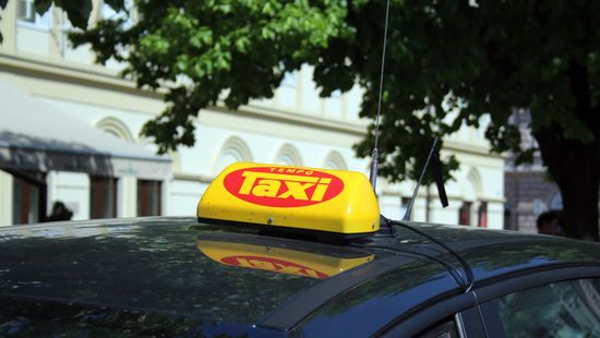 Az önkormányzati tarifaplafon alatt tartják áraikat a szegedi taxisok