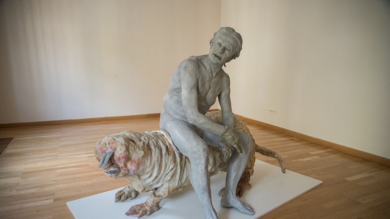 "Hússzerű" szobrokból nyílik kiállítás Szegeden