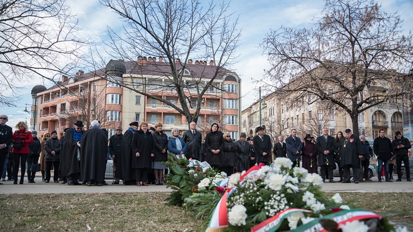 Koszorúzással és mécsesekkel emlékeztek a kommunizmus áldozataira Szegeden - Galéria