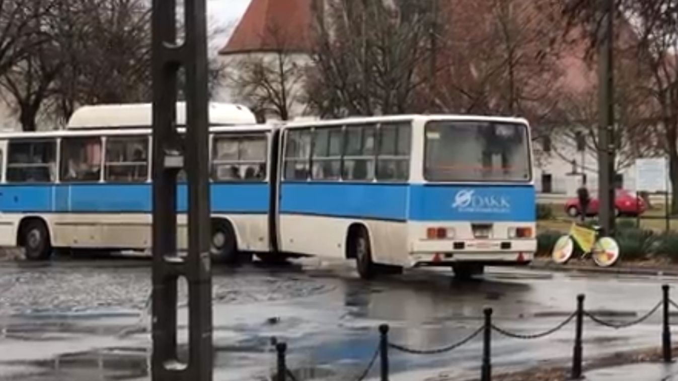 A buszos elnézte az utat, majd elakadt a körforgalomban - videó