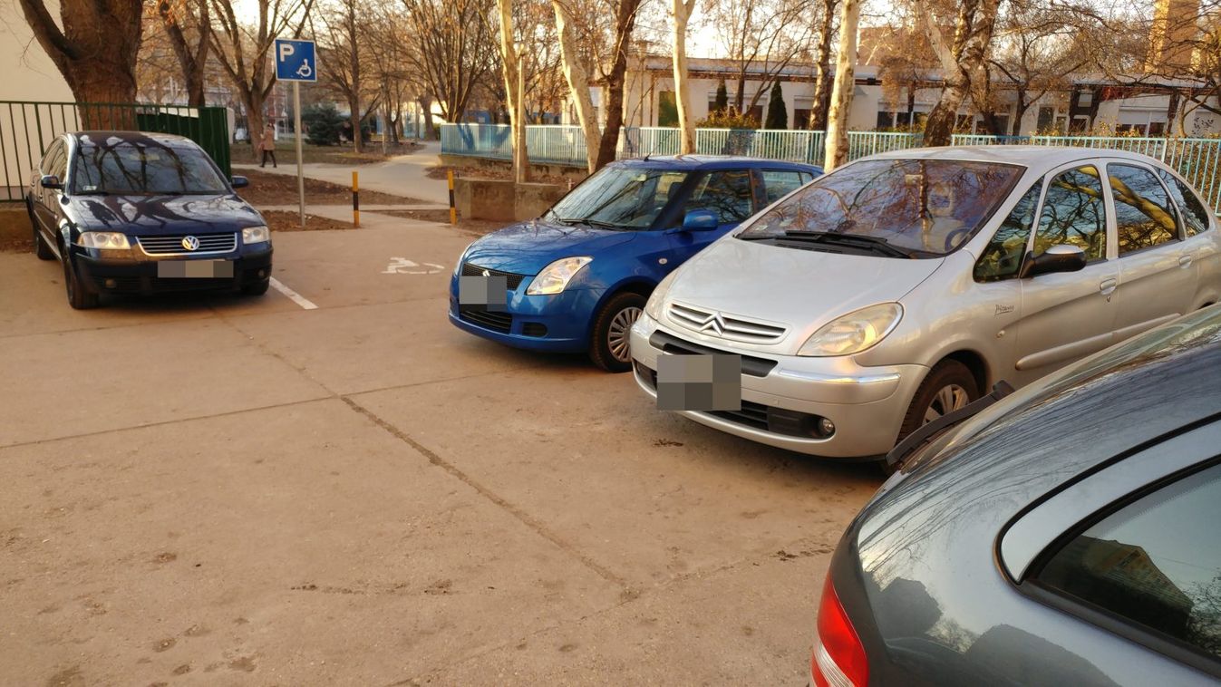 Ez is mellé ment: használhatatlan a Tünde téri mozgáskorlátozott parkoló