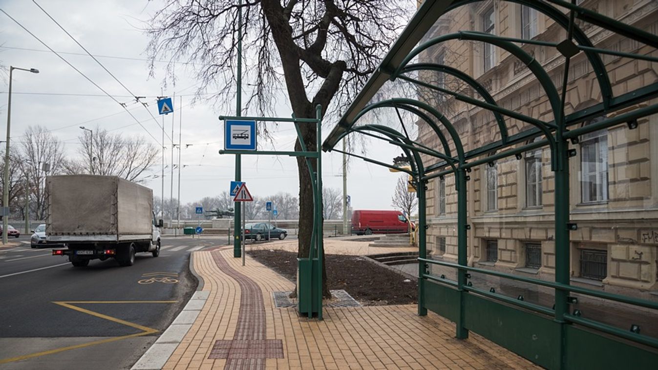 Parkolóhelyek szűntek meg a buszmegálló áthelyezés miatt