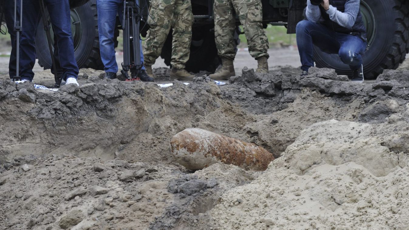 Sikerült hatástalanítani a Bozsik Stadionnál talált bombát