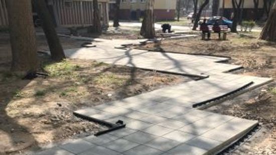 Ezért lett cikkcakkos a tarjáni járda