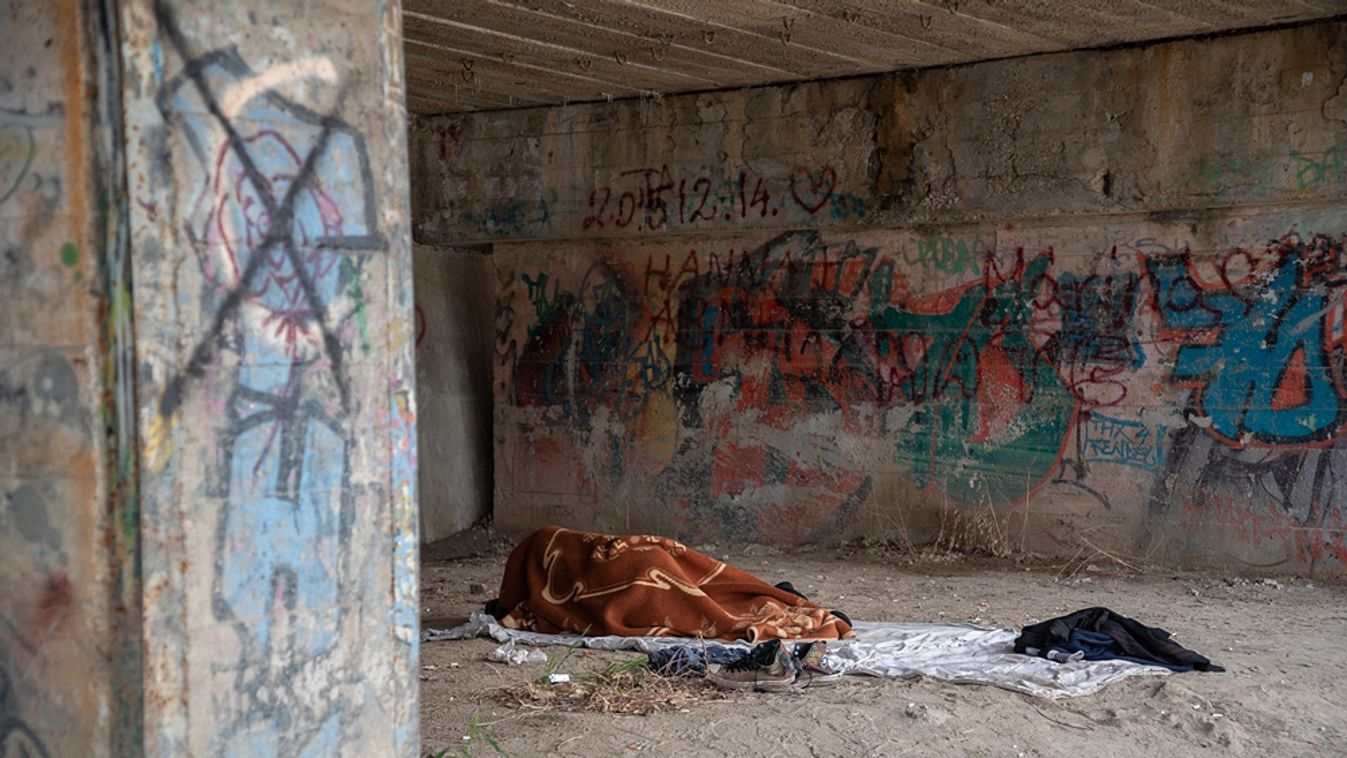 Még mindig hajléktalanok uralják az Árvízi emlékmű alját
