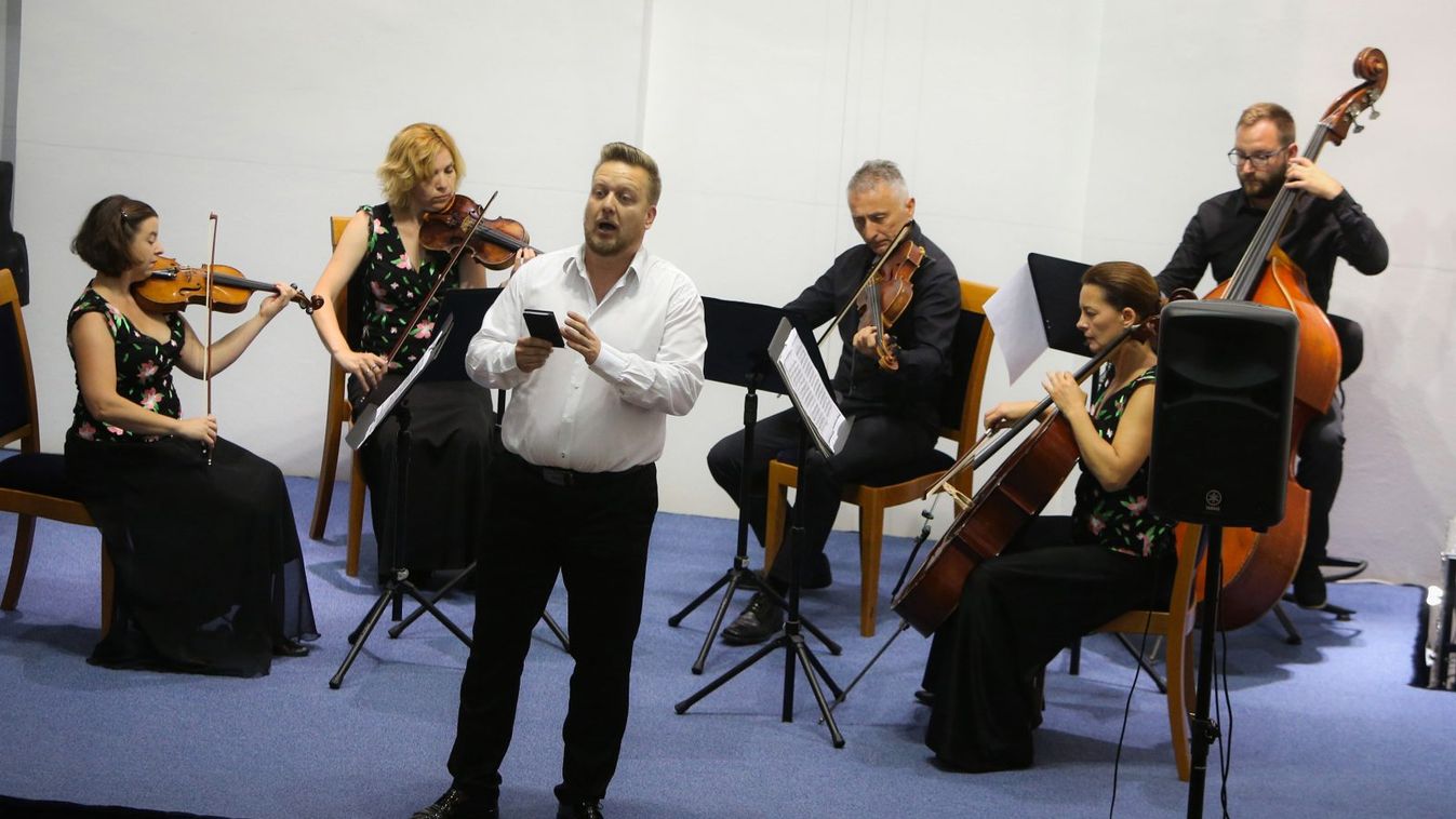 Mozart-művekkel indult a a Dómkerti Zenés Esték programsorozat
