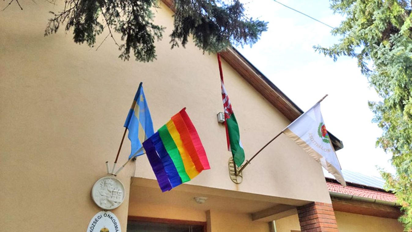 Szivárványos zászlót tűzött az ásotthalmi polgármesteri hivatalra a Momentum