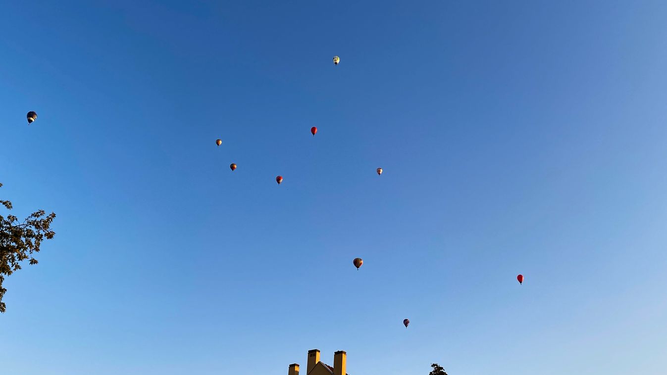 Hőlégballonok lepték el a szegedi égboltot
