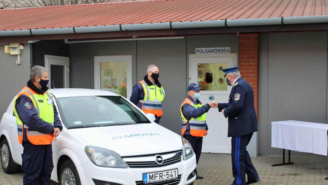 Újszegedi és röszkei polgárőrök kaptak kocsikat a rendőröktől