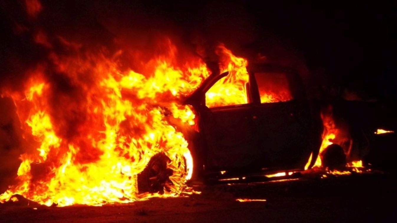 Teljesen kiégett egy autó az M43-ason Szeged közelében