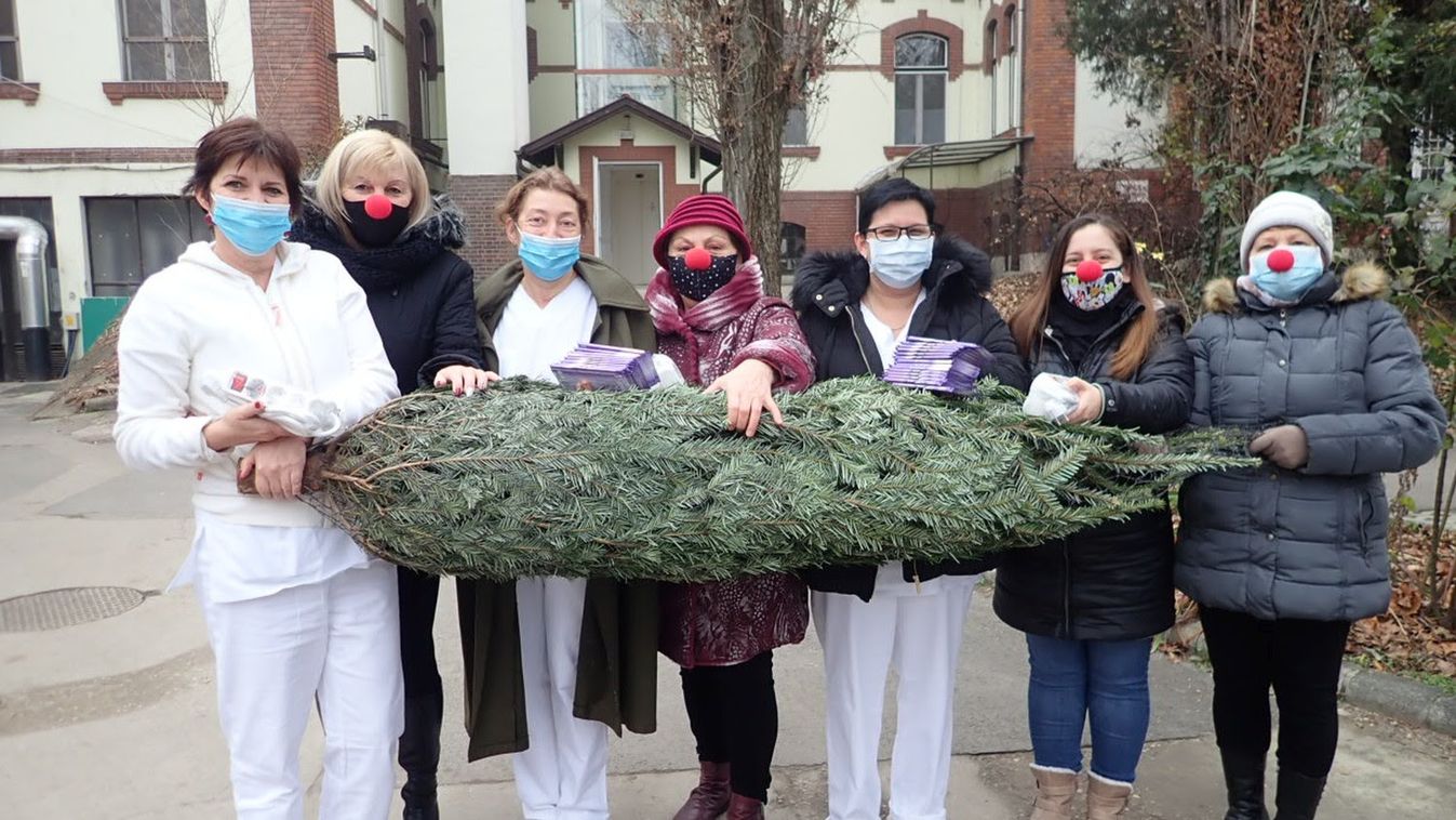 Bohócdoktorok visznek ajándékokat a Szeged környéki beteg gyerekeknek