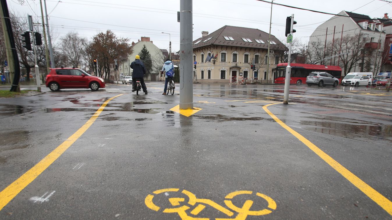 A Csongrádi sugárúton logikai feladványt festettek kerékpárút helyett