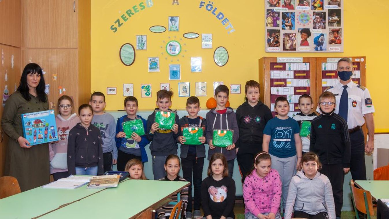 Gyermekrajzokat díjaztak a kisteleki rendőrök