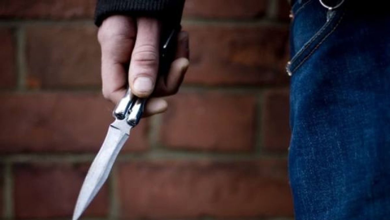 Agresszív férfi fenyegetőzött késsel egy szegedi büfé előtt