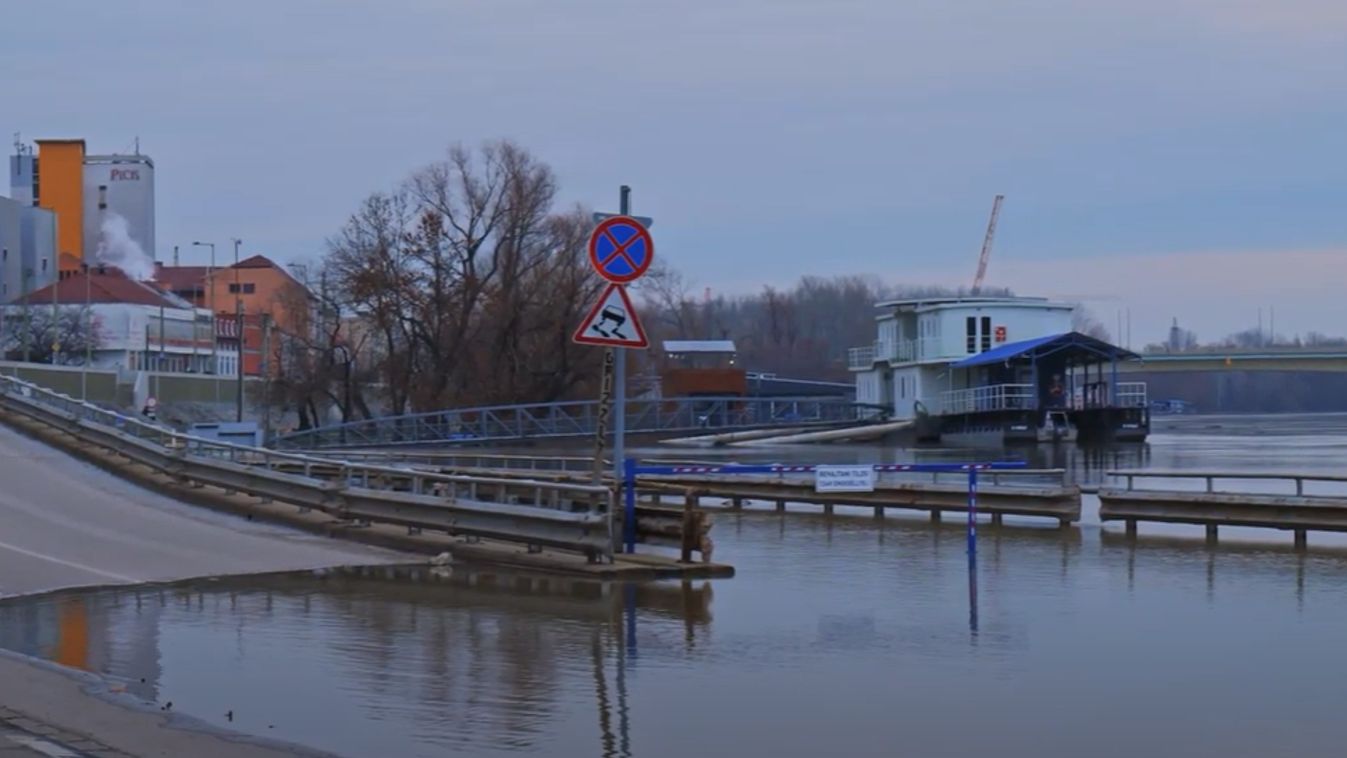 Videón mutatjuk, hogyan öntötte el a Tisza a rakpartot
