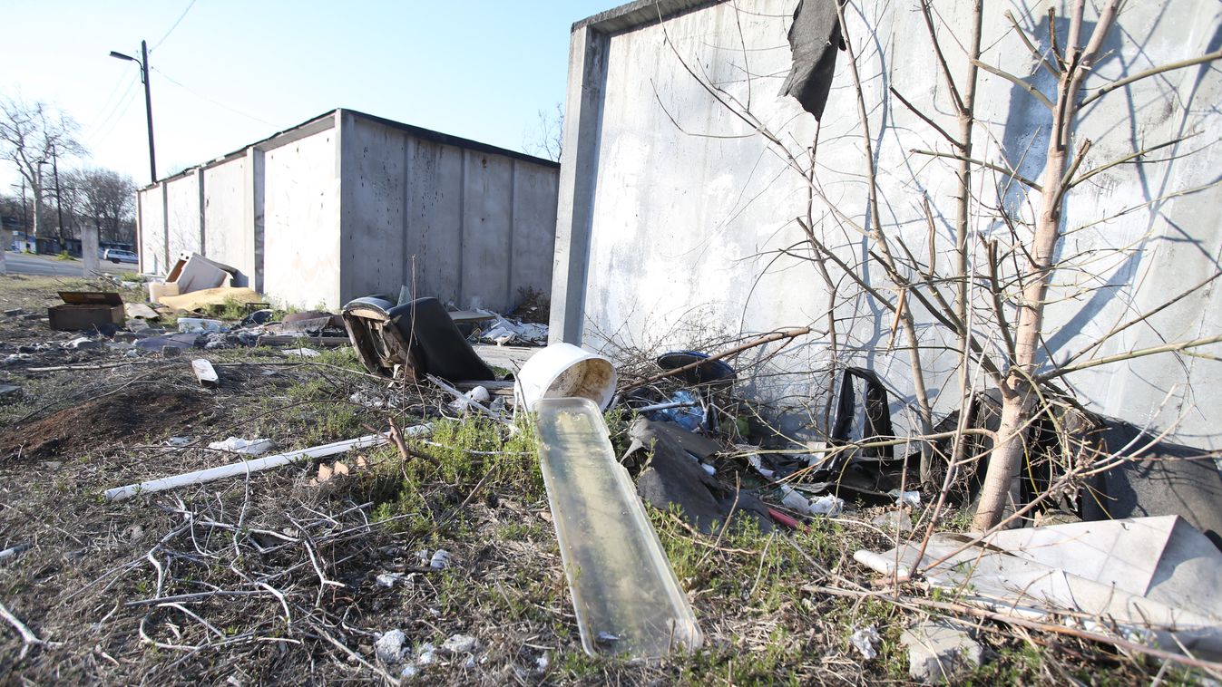 Egy falat Balkán Szegeden: szemétben úszik a lebontásra ítélt állomás környéke
