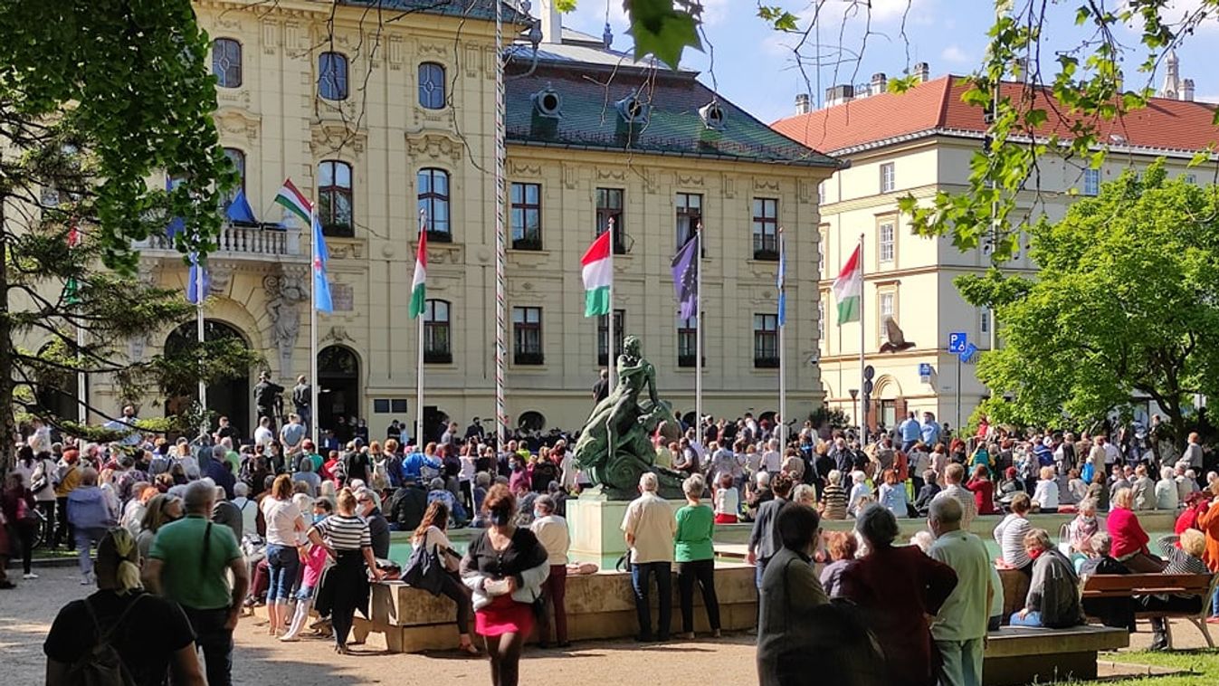 Többszáz szegedi ünnepelte Karikó Katalint a Széchenyi téren