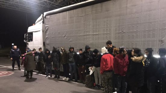 Ötven illegális bevándorló került elő egy román hűtőkamionból Nagylaknál