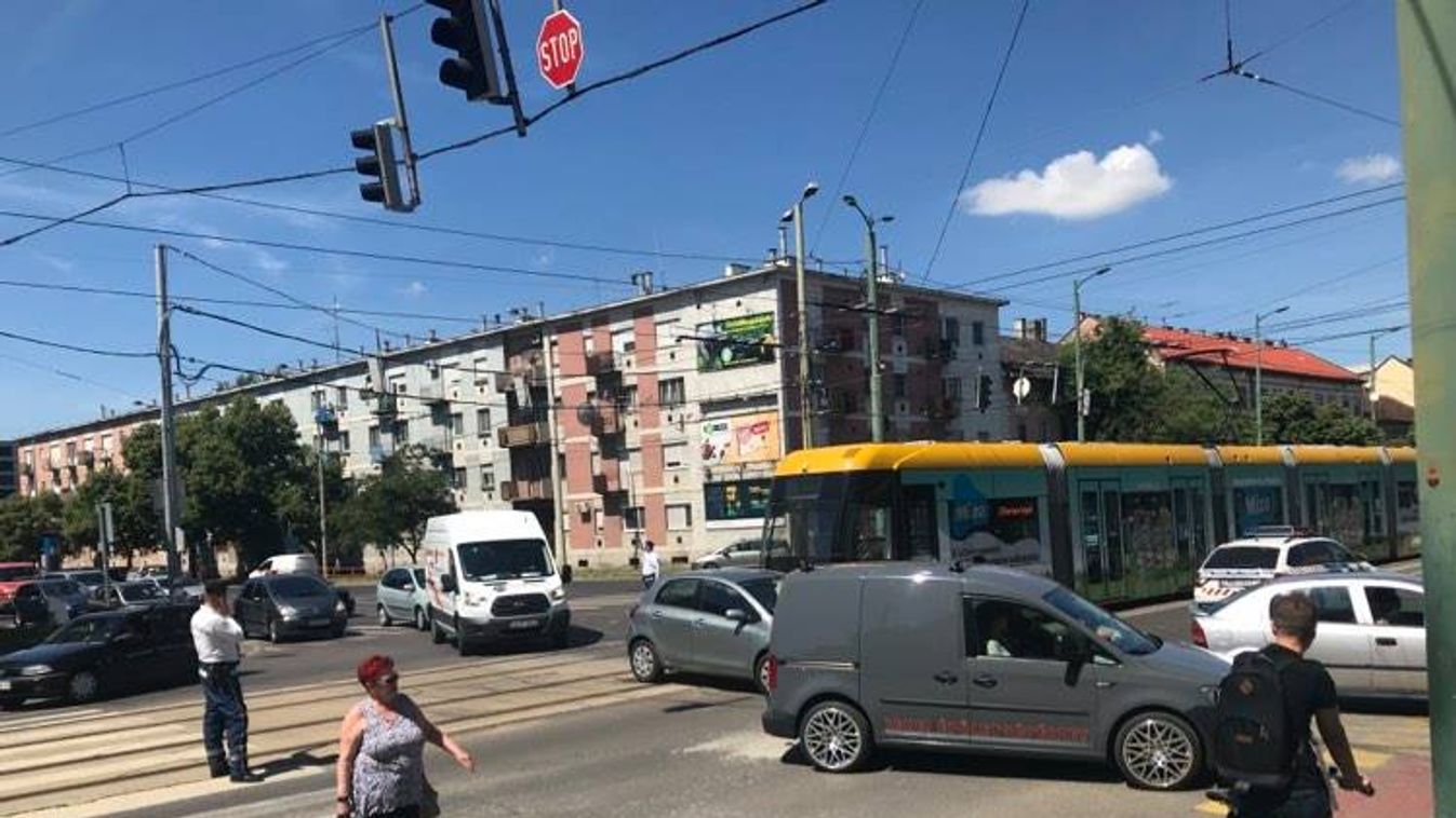 Villamossal ütközött egy autó a Nagykörút és Kossuth Lajos sugárút találkozásánál