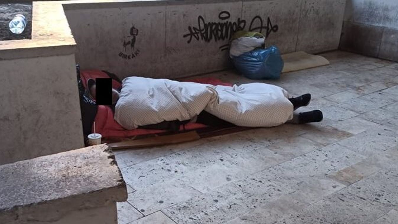 Még mindig táboroznak a Nagyáruháznál a hajléktalanok