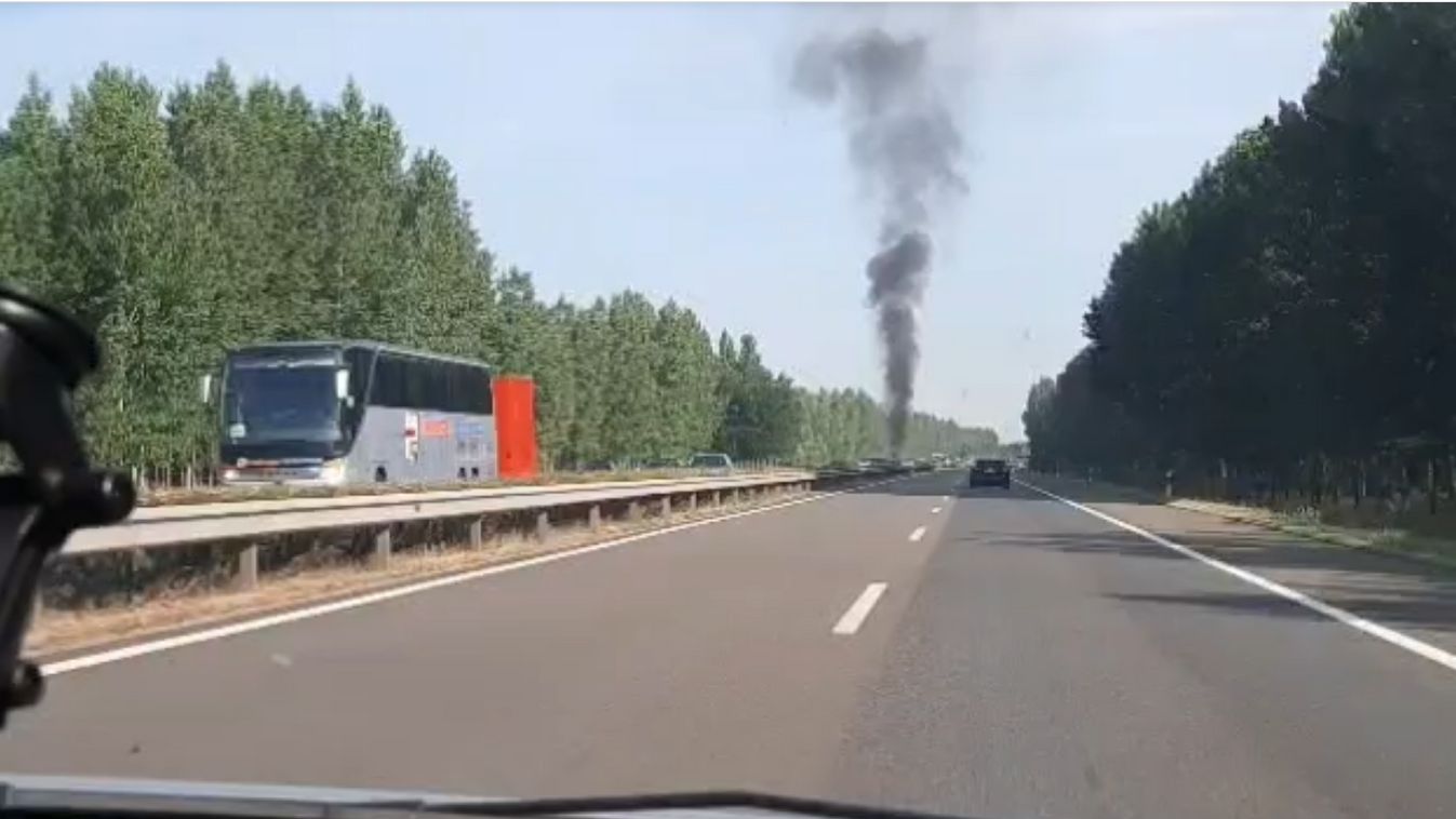 Lángol egy autó az M5 autópályán Szeged környékén