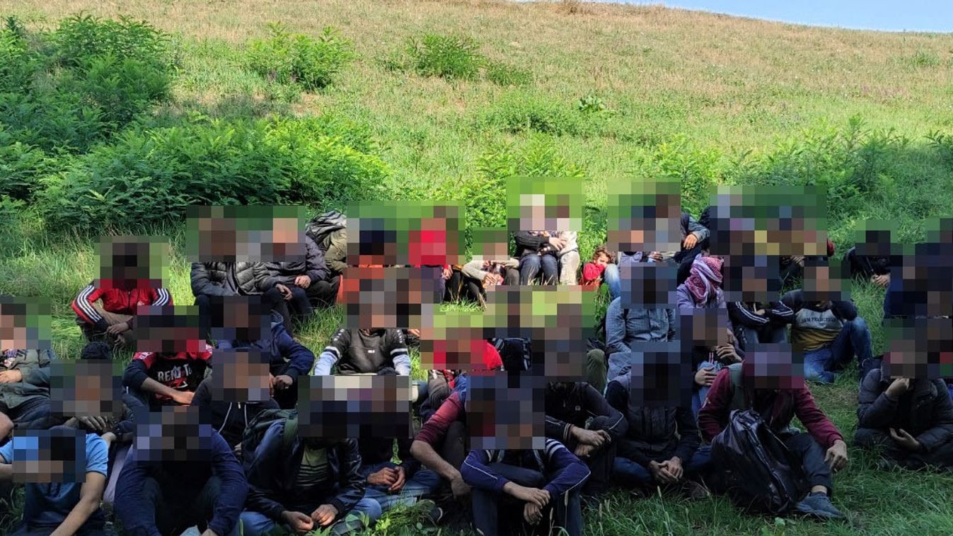 Vasárnapi migránsáradat: 65 illegális bevándorlót talált a hőkamera Gyálarétnél