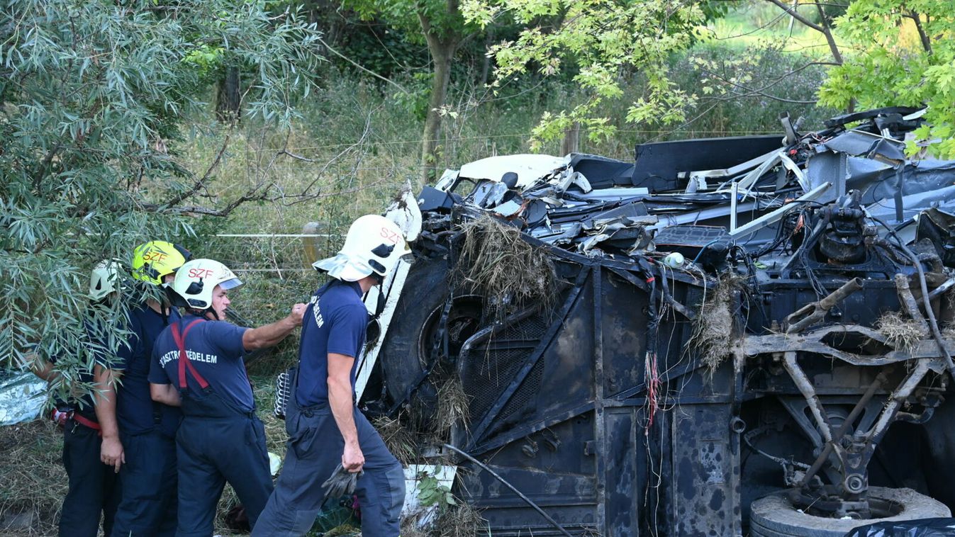 Buszbaleset az M7-esen: az egyik sofőr az édesanyjának vette meg az utat