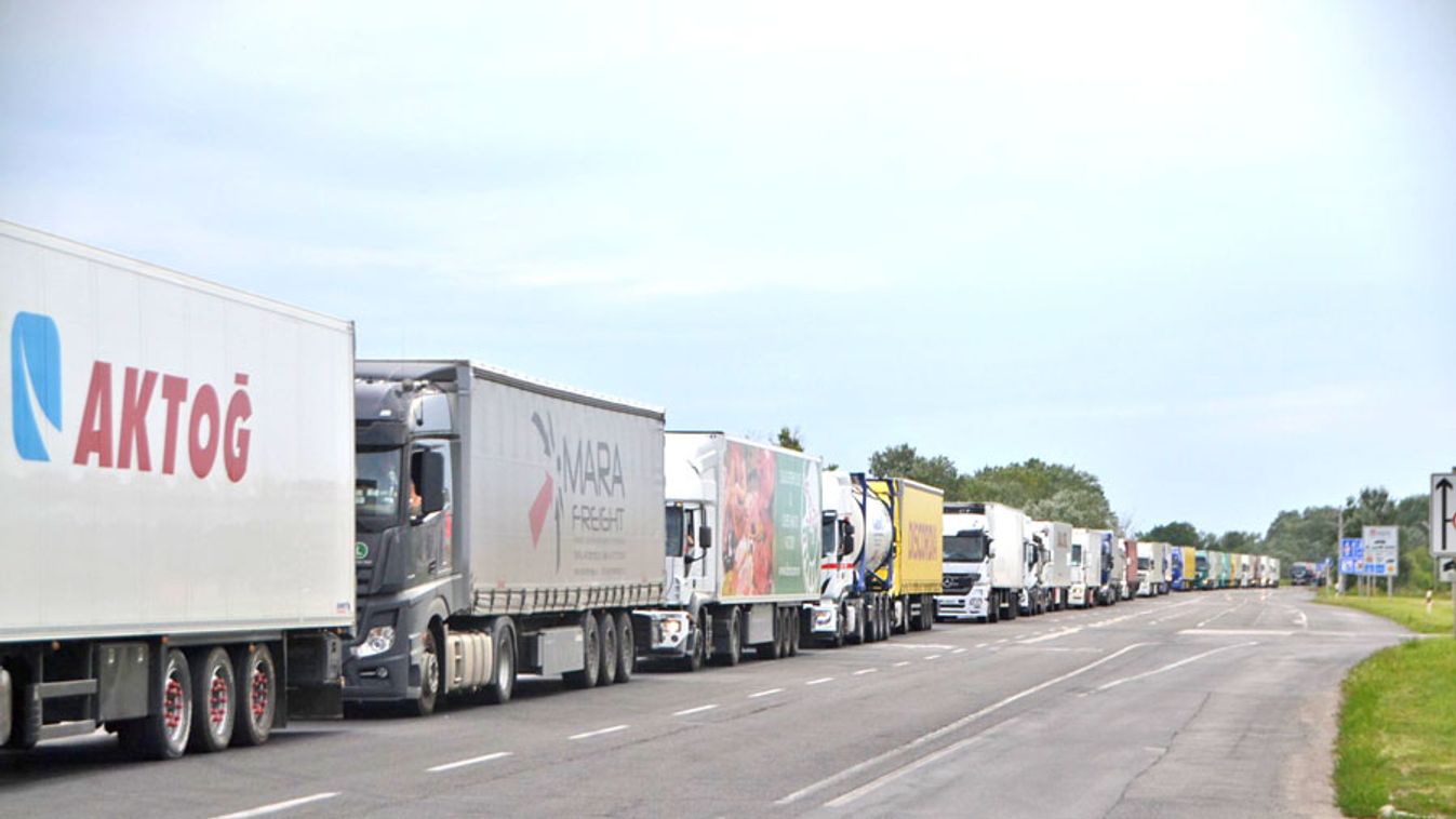 Ötkilométeres kamionsor áll a magyar-román határon Csanádpalotánál