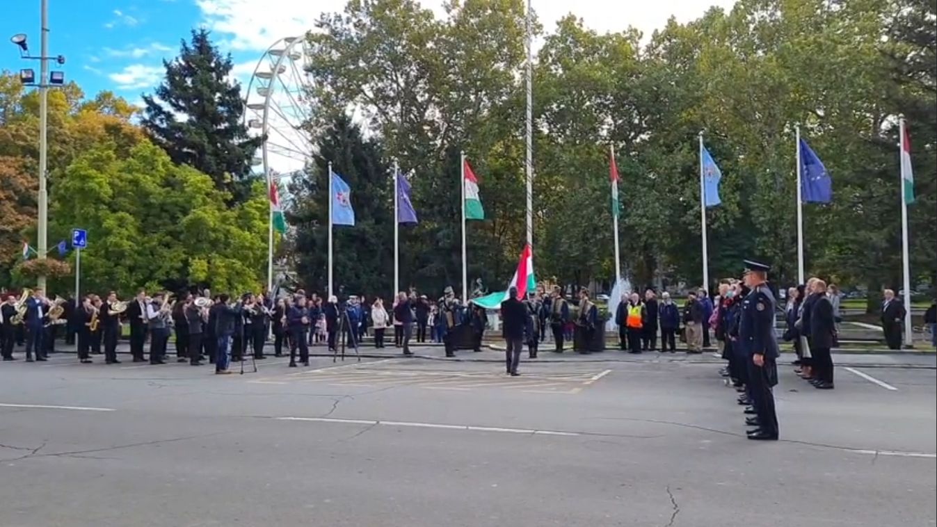 Felvonták a zászlót a Széchenyi téren