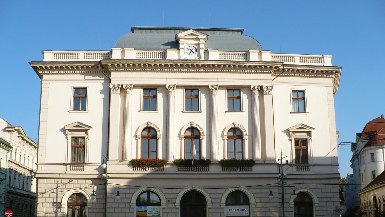 Elárverezik Szeged egyik ikonikus épületét, a Démász székházat