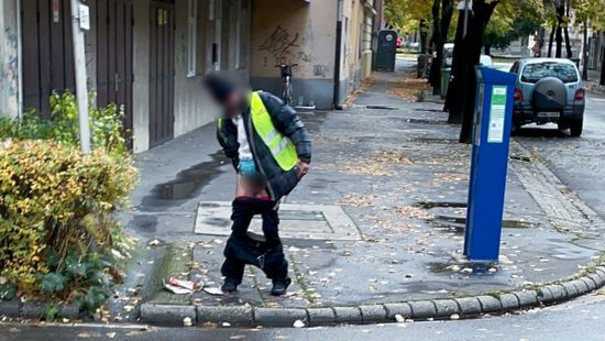 BOTRÁNY: fényes nappal végezte nagydolgát a nyílt utcán egy hullarészeg férfi!