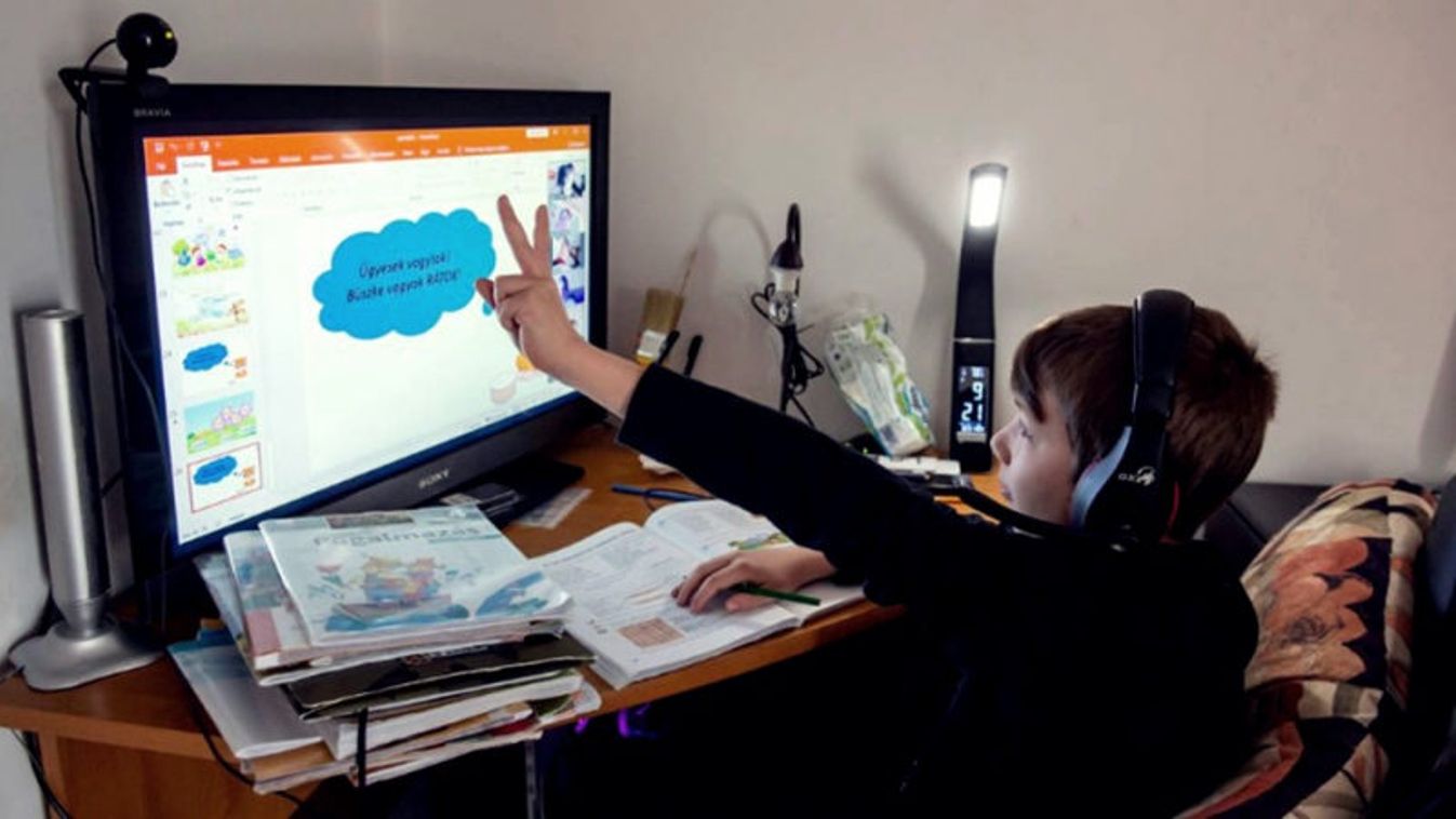 Egyre több iskola áll át online oktatásra a szomszédban