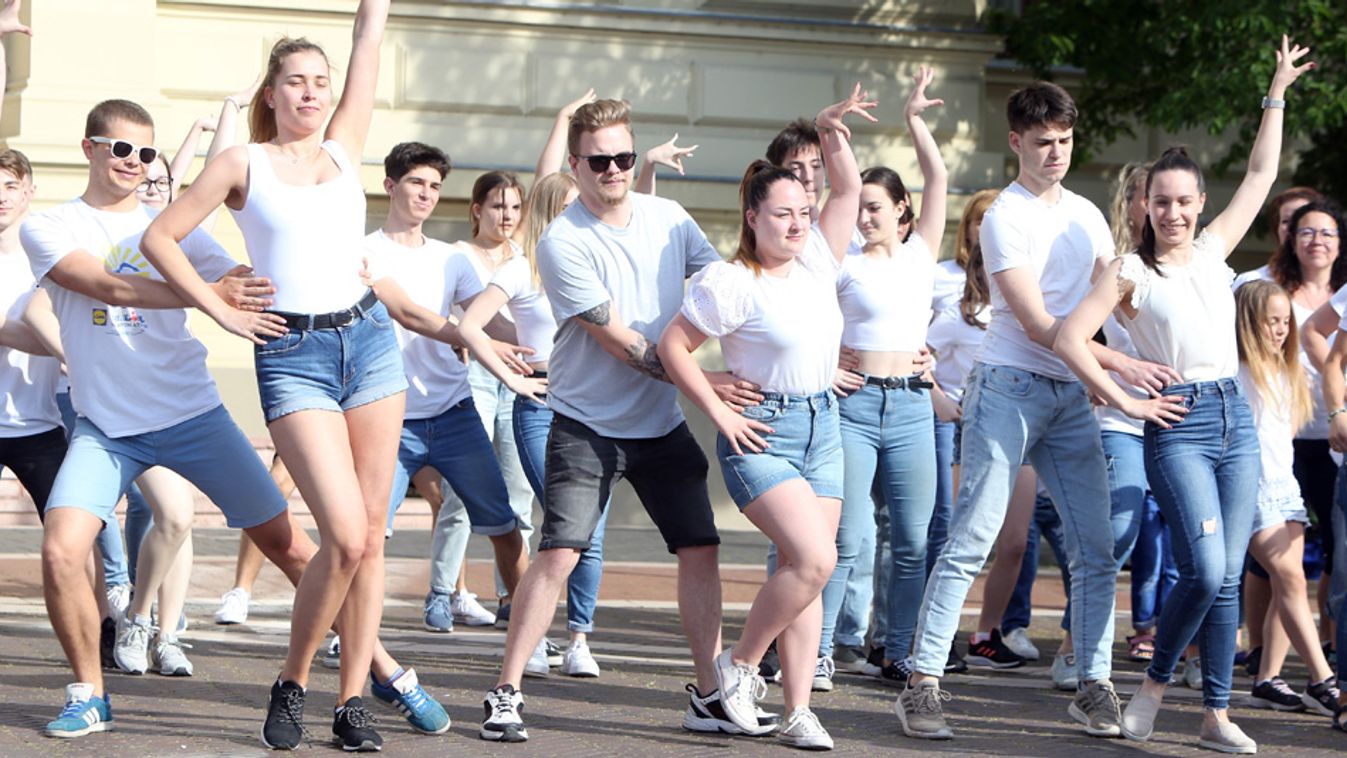 Flashmobbal ünnepelt a belvárosban Petőfitelep