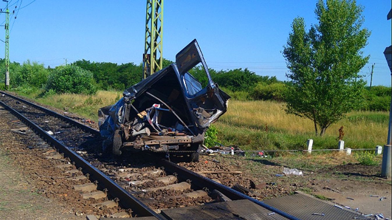 Szegedről induló vonat ütközött egy gépjárművel, egy ember meghalt